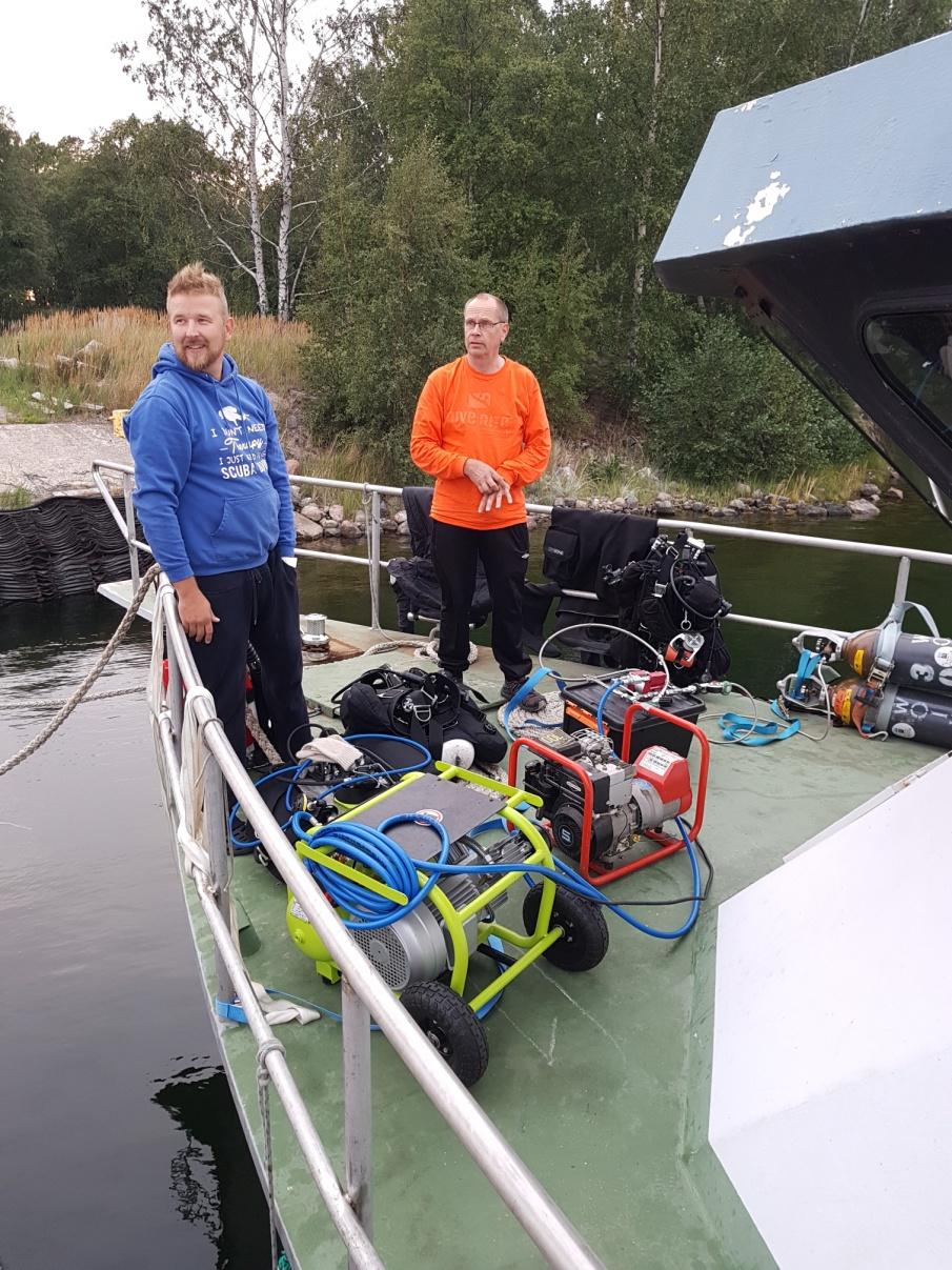 Yläkuva: Helium -täyttöpaikka Agonuksen keulakannella. Alakuva: Sukellusten suunnittelu tehdään siihen tarkoitetuilla ohjelmistoilla.