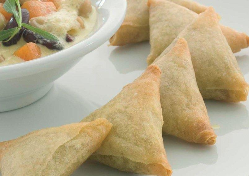 Tuotenro 12829 Samosa kasvisnyytti 50 g Runsastäytteinen, kolmion muotoinen samosa on currylla maustettu pikkusuolainen, joka sopii niin alkupalaksi kuin pääruoan osaksi.