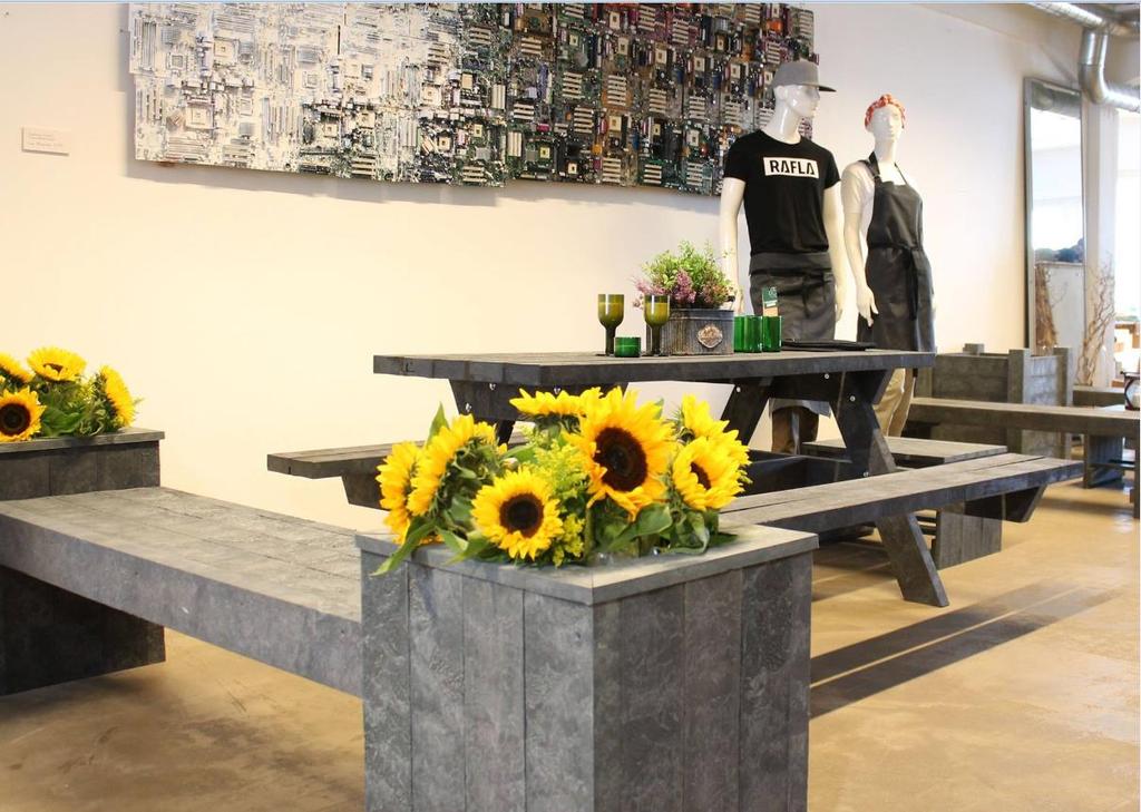 Recycling of customers workwear Well-fitting collection of ecological workwear manufactured from recycled raw materials, such as recycled pet bottles manufactured from fabrics that can be recycled to