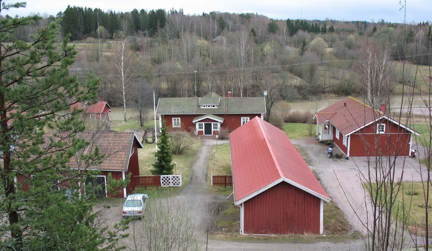 Sipoon Massbyn alue nykyään. Etualalla näkyy Lill-Massbyn edelleen käytössä oleva tonttimaa. Taustalla joen toiselle puolella ovat sijainneet Stor-Massby ja Massbyn latokartano. Kuva. V.-P. Suhonen.