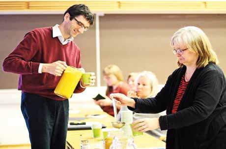 tuotteiden käytöstä terveyden hoitamiseksi. Suomen nuoriso-opiston seminaarisali Mikkelissä oli täpötäynnä, kun Cristina Aosan aloitti kaksipäiväisen luentourakkansa apiterapiasta.