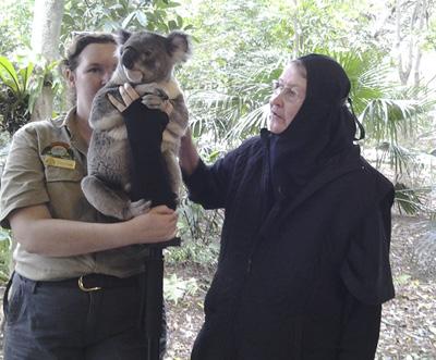 Igumenia Mikaela Koala-Gardenissa Brisbanessa igumenian veljen perheen omakotitalosta Brisbanessa. Lähellä vanhempiansa asuvat myös veljen molemmat lapset, tytär ja poika.