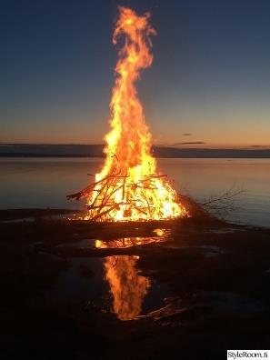 Koko seurakunnan yhteinen juhannusjuhla pe 22.06.2018 klo 14.00-20.00 Lypsyniemen leirikeskuksessa, Lypsyniementie 41 Mahdollisuus saunomiseen, retkeilyyn, pelailuun, yhdessä olemiseen.