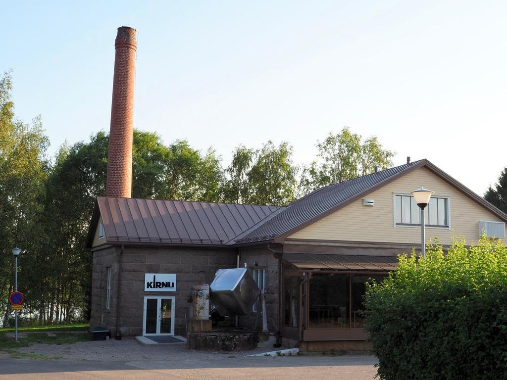 Teatteri Kirnun pihassa on kirnu,