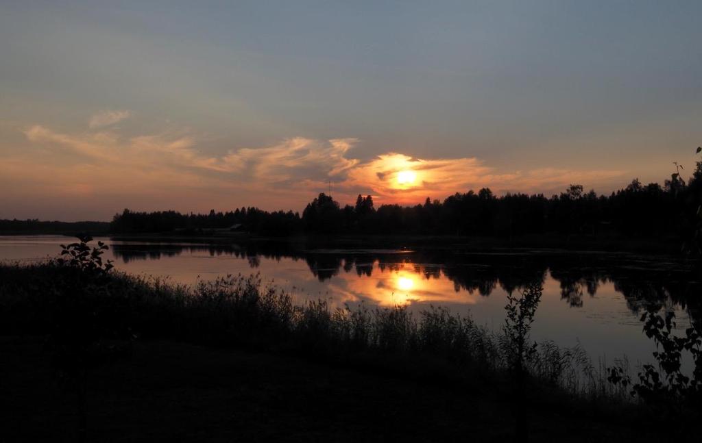 Perinnepäivä päättyi kauniiseen auringonlaskuun Kylpyläsaaressa.
