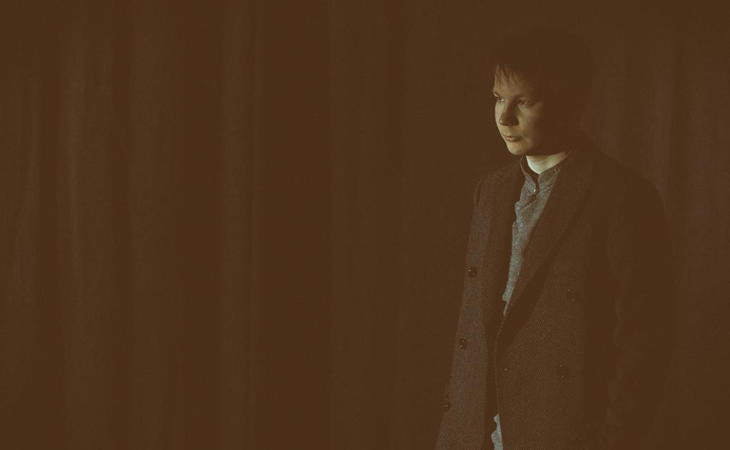 Kuva: Tarmo Lehtisalo Niillas Holmberg: Niillas Holmberg kertoo lukemisen ja kirjoittamisen tuntuvan erilaiselta, kun sitä ei tee omalla äidinkielellä.