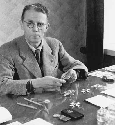 Sotavuosien tarve kiittää ulkomaisesta avusta ilmeni myös siinä, että ensimmäiset Pro Finlandia -mitalilla 1944 palkitut olivat pohjoismaisia esiintyviä taiteilijoita. 1. Oskar Pihl työpöydällään Suomen Leijonan ritarikunnan kunniamerkkejä.