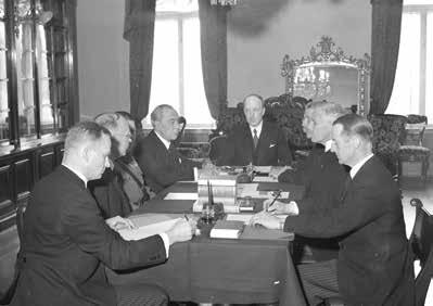 7 Suomen Valkoisen Ruusun ja Suomen Leijonan ritarikuntien hallitus Presidentinlinnassa 28.9.