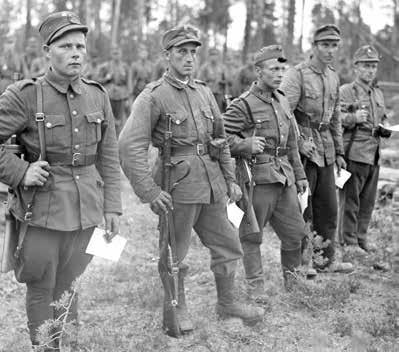 luokan Vapaudenristi miekkoineen (1940). 1. luokan Vapaudenristin rintatähti miekkoineen (1941). Suomen Valkoisen Ruusun suurristi miekkoineen (1945).