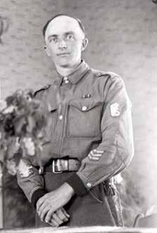 1 Paavo Mannermaa suojeluskuntakersantin puvussa keväällä 1940 rinnassaan 2. luokan Vapaudenmitalin nauha. Yksityisomistuksessa. 2 Reservin ylikersantti Paavo Mannermaan kunniamerkit 2.