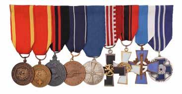 luokan Vapaudenristi miekkoineen (1943) Suomen Valkoisen Ruusun I luokan ritarimerkki (1966) Yksityisomistuksessa. O. Osastonhoitaja Anna-Liisa Sutelan (o.s. Zilliacus) kunniamerkki- ja pienoiskunniamerkkikiinnikkeet, joissa ensimmäisinä: 2.