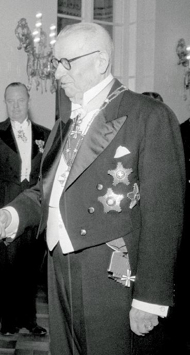 9. LAAJENEVA JA MONIPUOLIS- TUVA PALKITSEMINEN Vapaudenristin ritarikunnan kunniamerkkien jako jatkui Suomen ja Neuvostoliiton välisen sodan päätyttyä syyskuussa 1944.