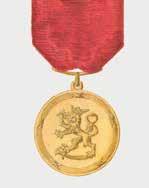 VÄGGVITRIN 6 WALL VITRINE 6 Belönade med Pro Finlandia-medaljen Pro Finlandia-medaljen som förlänas endast åt konstnärer och författare befäste sin ställning som en välkänd, sällsynt och uppskattad
