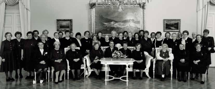 1942 Suomen äideille yhteisesti antama 4. luokan Vapaudenristi miekkoineen sota-ajan nauhassa. Se liitettiin Mannerheimin päiväkäskyn yhteyteen ja ripustettiin kaikkien Suomen kirkkojen seinälle.
