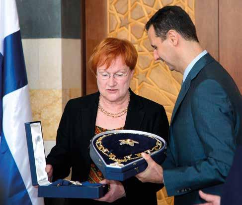 Tasavallan presidentti Tarja Halonen antoi Suomen Valkoisen Ruusun suurristin ketjuineen Syyrian arabitasavallan presidentille Bašar al-assadille vuonna 2009. Reuters/Lehtikuva. 5.