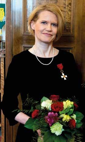 1. Suomen Valkoisen Ruusun ja Suomen Leijonan ritarikuntien kunniamerkkiä esittävien on täytettävä ritarikuntien kunniamerkkiehdotuslomake. 2. Suomen Leijonan I luokan ritarimerkin kunniakirja.