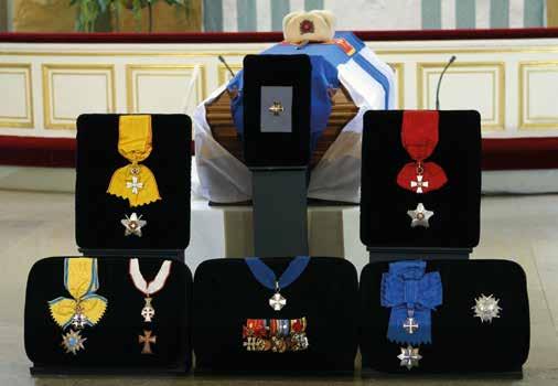 Postimerkin ja ensipäivänkuoren suunnitteli Timo Berry. 5. Suomen Valkoisen Ruusun ja Suomen Leijonan ritarikuntien kanslerin Jussi Nuortevan vaakuna.