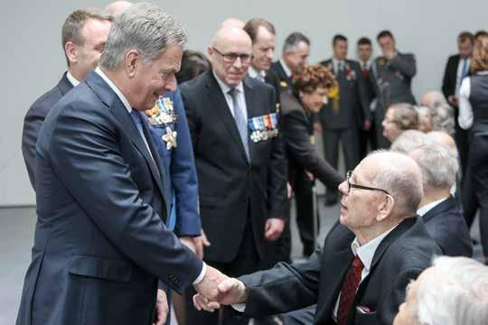 5. Kalevi Sorsan vuonna 2001 saama 1. luokan Vapaudenristi rintatähtineen ja sen kunniakirja. Kansallismuseo. 6.