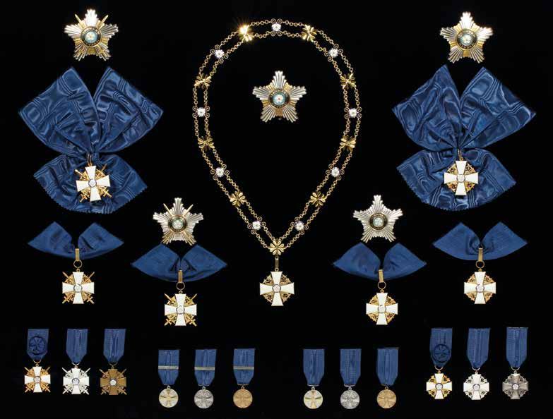 SEINÄTAULU 1A Suomen Valkoisen Ruusun ritarikunnan kunniamerkit 1 Suomen Valkoisen Ruusun suurristi ketjuineen (vuodesta 1963 käytössä ollut malli) 2 Suomen Valkoisen Ruusun suurristi miekkoineen 3
