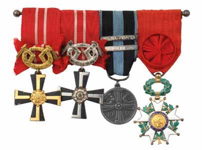 luokan Vapaudenristi miekkoineen (1918) Vapaussodan muistomitali solkien kera Ranskan Kunnialegioonan upseerimerkki