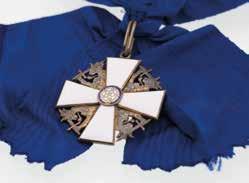 VITRIN 3 VITRINE 3 Instiftandet av Finlands Vita Ros orden 1919 Akseli Gallen-Kallela fick i januari 1919 i uppdrag att på kort tid utarbeta ett förslag till utmärkelsetecken för en ny orden.