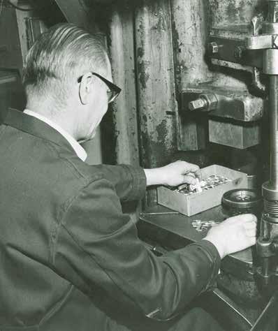 sa kotelossa. 1940-luvun jälkipuolella Suomen Valkoisen Ruusun ritarikunnan kotelojen kanteen vaihdettiin ritarikunnan nimitunnus, heraldinen ruusu.