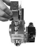 MB-D(LE) 055 D0 Magneetin vaihto Udskiftning af magneten byte skifte Avaa magneettikotelon kiinnitysruuvi ja vedä kotelo irti magneetista (kuva +).