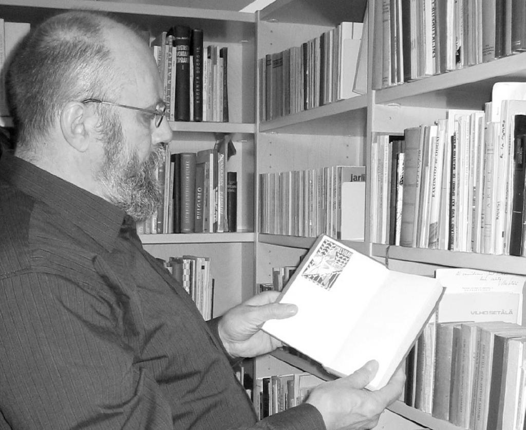 Esperanta Finnlando Esperantobladet kesäkuu junio 3/2006 Markku Saastamoinen konstatas ke ekslibriso de Joel Vilkki troviøas en preskaý æiuj libroj.
