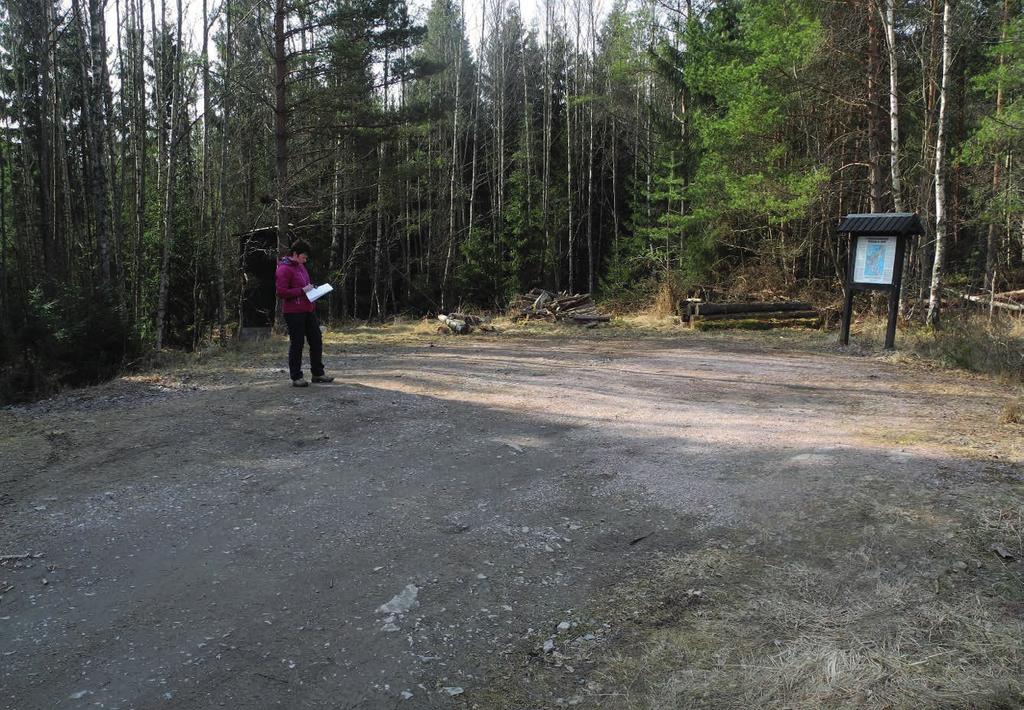Pysäköintialueet raivataan niin, että autoja mahtuu nykyistä enemmän. Uudet opastaulut ja viitat kohentavat ilmettä ja houkuttelevat astumaan polulle metsän sisään.