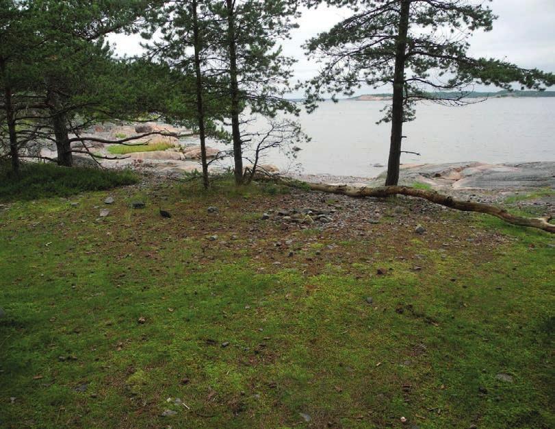 Kuva 18. Träskön saaren ilmakuva. Kuvassa on nimetty kaksi hylkykohdetta (Alko ja Häggikobben), joiden kuntoon varomaton ankkurointi saattaa vaikuttaa.