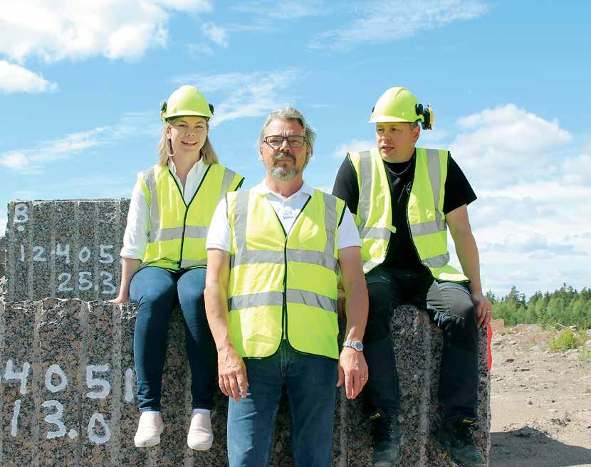 ASIAKKAALTA Palin Granitin Business Developer Kira Palin, toimitusjohtaja Heikki Palin ja tekninen johtaja Pauli Salmela korostavat, että kivi on ekologinen materiaali, jonka elinkaari on ikuinen.