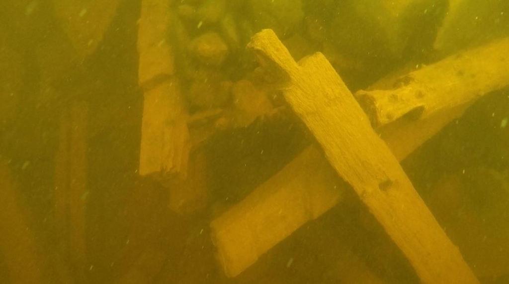Kuva 41. Viistokaikuluotauskuva kohteesta 8. Kuva 42. Hirsiarkun kaikki kulmat ovat osittain purkautuneet salvoksistaan. Arkun täytekiviä on vierinyt arkun ympäristöön. Irtohirsiä makaa myös pohjassa.