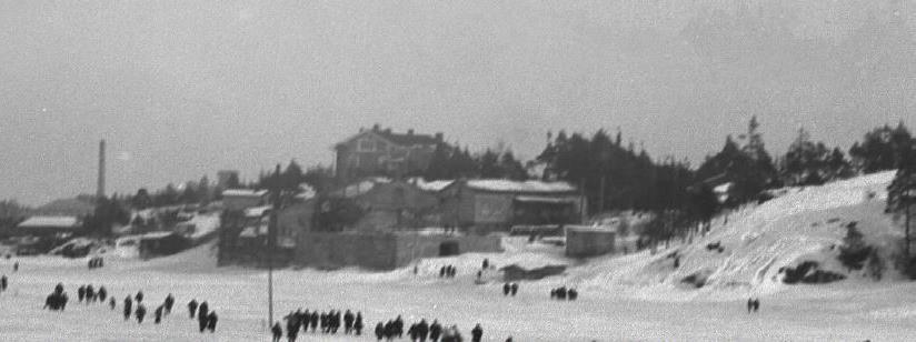 Kuvassa näkyy ilmeisesti Onkiniemen panimon vuonna 1916 tyhjilleen jääneet rakennukset. Kuvaussuunta on kaakkoon. Kuvaaja Veikko Kanninen. Kuvalähde: Raninen 