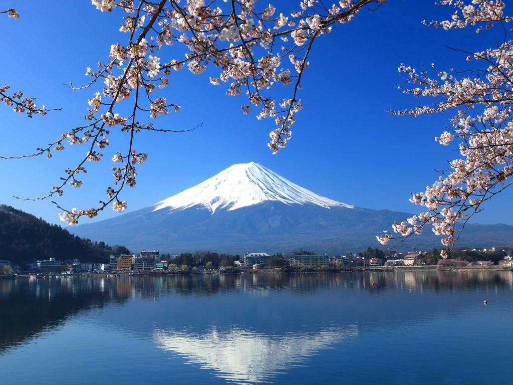 Henkilökohtaisten matkatavaroidensa lisäksi jokainen tarvitsee matkalle ehjän passin, jonka tulee olla voimassa Japaniin matkustettaessa 2 kk matkan jälkeen.