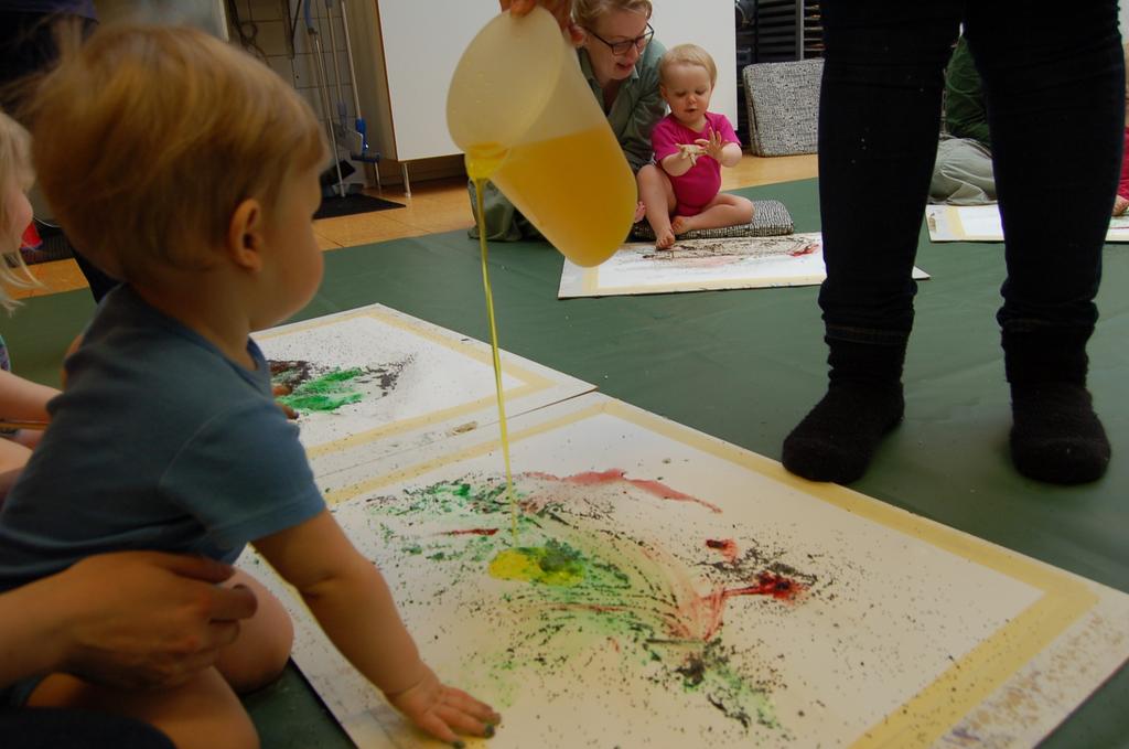 Ohjaaja antaa materiaalin äidin kädelle, josta he voivat yhdessä turvallisesti lapsen kanssa siihen tutustua. (Kuva: Heidi Häyry) 12.