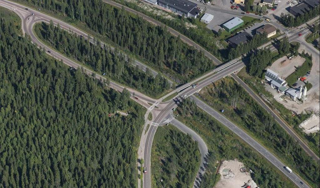 18:082 / KUKKUMÄEN ERITASOLIITTYMÄ 17.11.2016 (6) Suunnittelualueen koillisosassa sijaitsee tontti, jolle on myönnetty toistaiseksi voimassaoleva ympäristölupa vuonna 2002 betonin valmistusta varten.