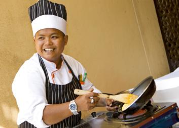 curryruokia, tom yam keittoja tomaatin, chilin ja sitruunaruohon kera, yam woon sen nuudelisalaattia sekä yam som o salaattia, pomelosalaattia mm. paahdetun sipulin ja maapähkinöiden kanssa.