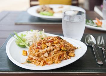 Tom Yam Goong Sitruunaruoho, herkkusienet, limeja kalakastike sekä chili muodostavat yhdessä ihanan ja ainutlaatuisen makuyhdistelmän.
