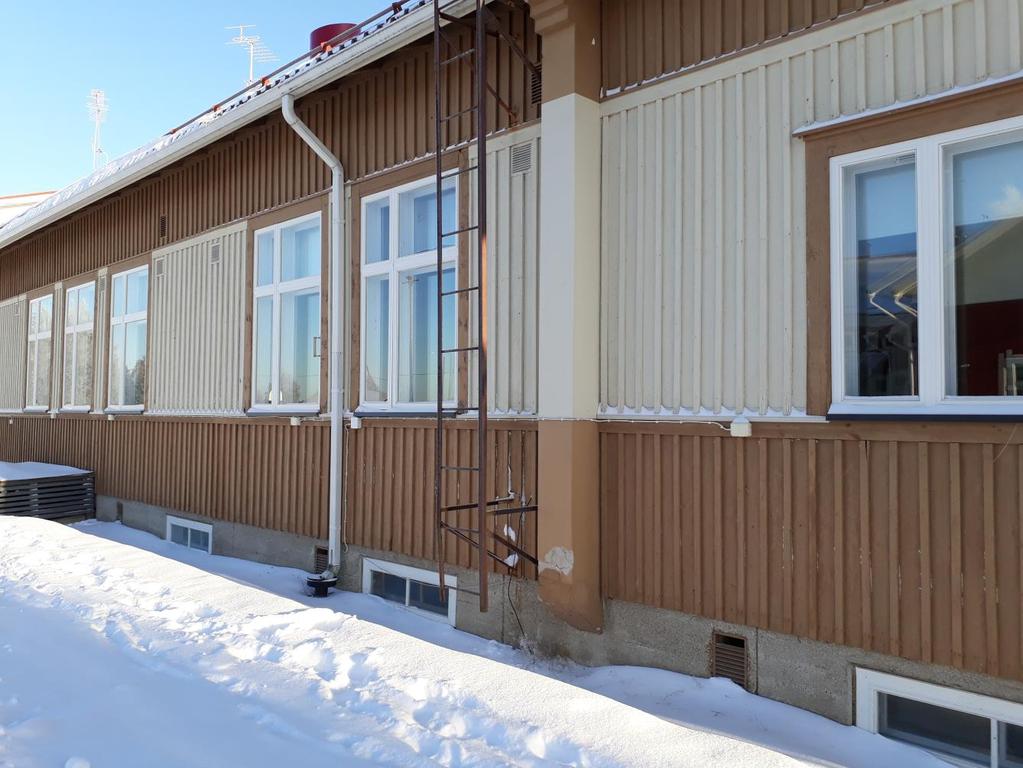 Kiinteistökatselmus 11 (14) Kuva 12. Kellarin ikkunoiden eteen kinostuu lunta, joka sulaessaan pääsee rakenteisiin.