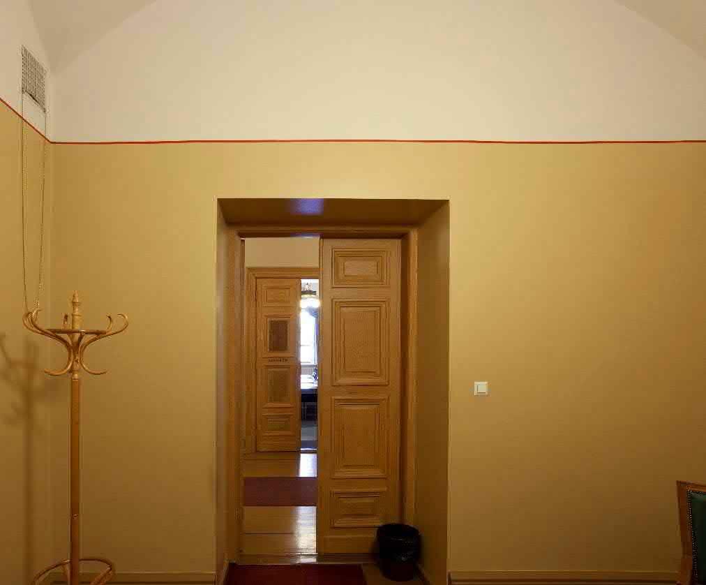 VÄLIHUONE KATTO 5 Ei havaittu vaurioita. Vaalea holvikaarikatto.