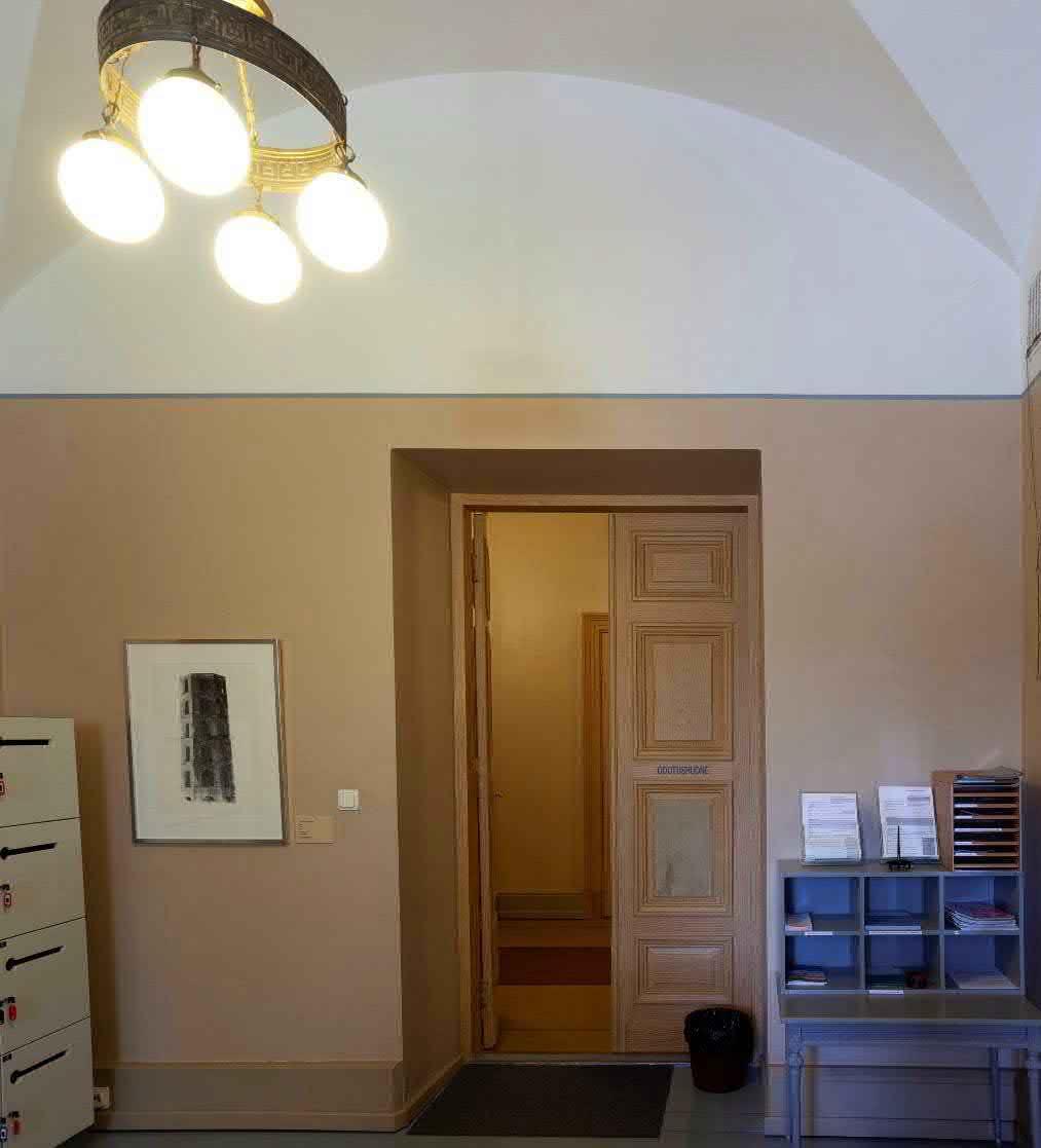 ODOTUSHUONE KATTO 5 Ei havaittu vaurioita, Valkoinen holvikaarikatto.