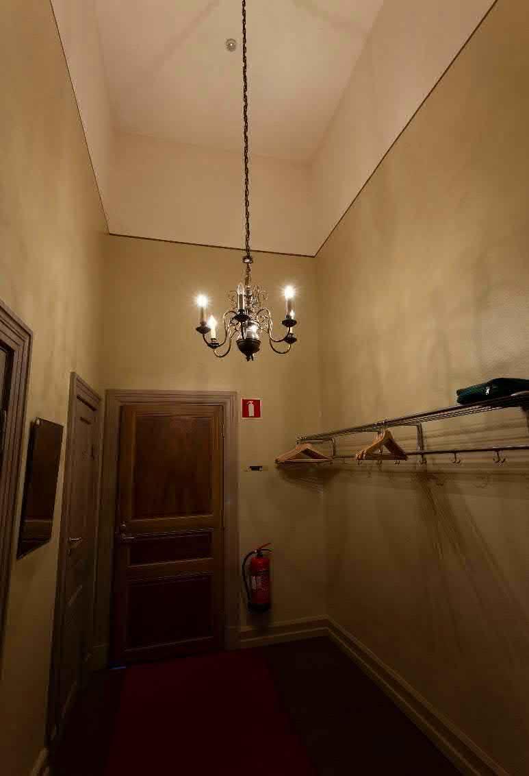 NAULAKKO KATTO 5 Ei havaittu vaurioita. Maalattu valkoiseksi.