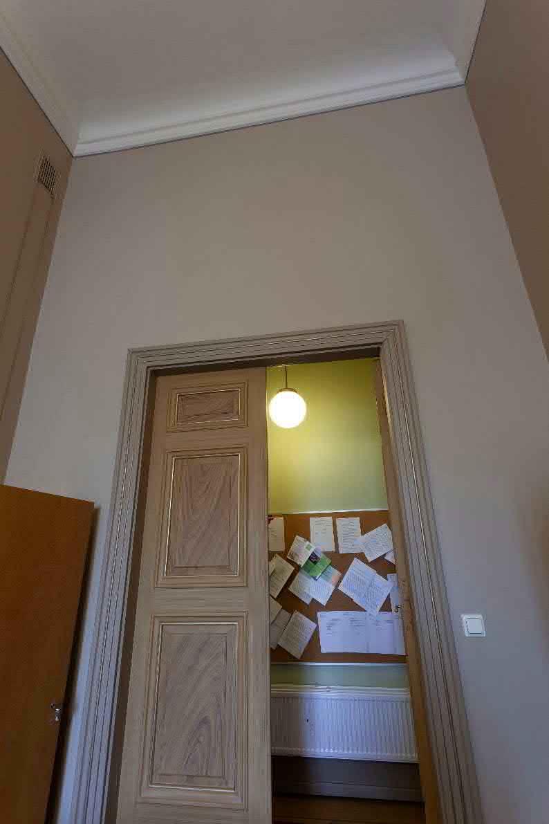 TYÖHUONE KATTO 5 Ei havaittu vaurioita. Maalattu valkoiseksi.