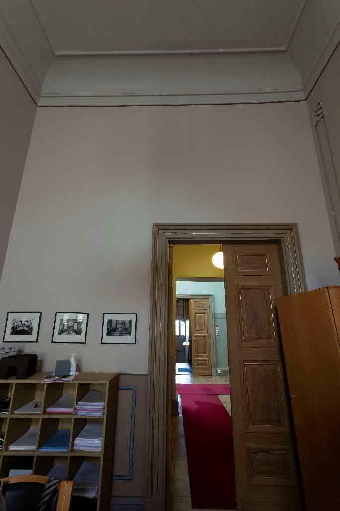 TYÖHUONE KATTO 4 Yksi iso halkeama Maalattu vaaleaksi.