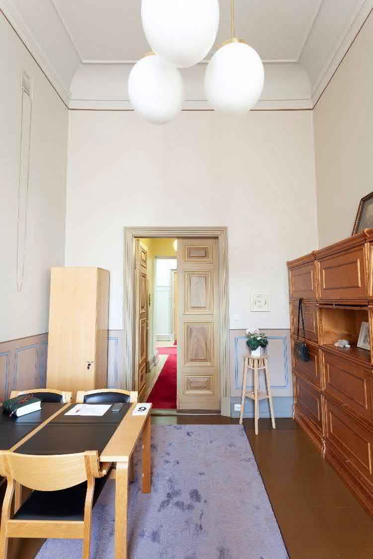 TYÖHUONE KATTO 5 Ei havaittu vaurioita Valkoiseksi maalattu.