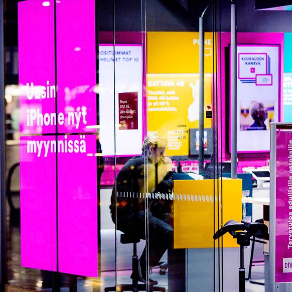 Tietosuoja asiakaskohtaamisissa Kohtaamme asiakkaat pääasiassa puhelinasiakaspalvelussa ja DNA Kaupoissa Asiakaspalvelutehtävissä toimivien koulutuksessa painottuvat henkilötietojen käsittelyn