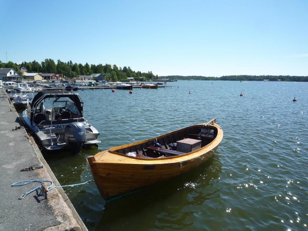 Krookan vierassatama on suosittu matkaveneiden taukopaikka. Satamassa on Selkämeren kansallispuiston opastuspiste ja näyttely.
