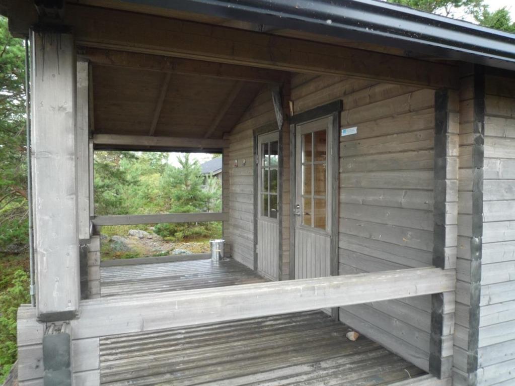 Hajula on Merikarvian kunnan omistama varaussauna. Saunan avainta voi kysyä (4 tuntia maksuton) kunnanvirastolta. Saarella on myös kaksi tulipaikkaa.