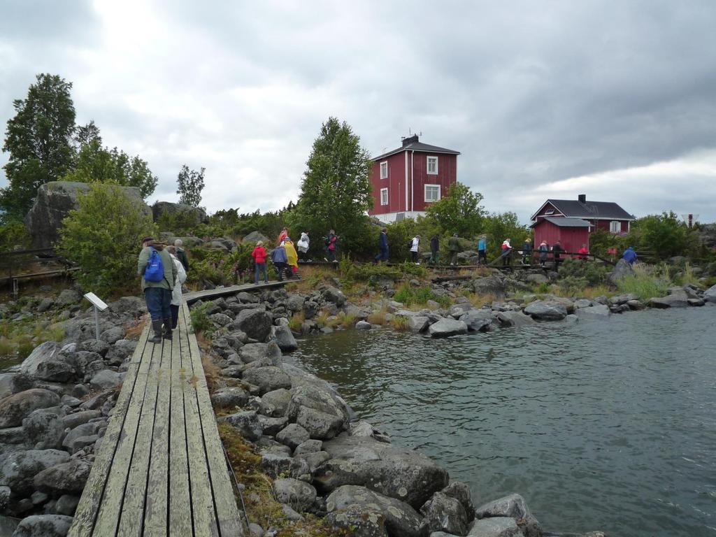 Ouraluodon luotsiasema edustaa 1930-luvun luotsiasema- arkkitehtuuria. Se on hahmoltaan ja julkisivumateriaaleiltaan alkuperäisessä asussaan.