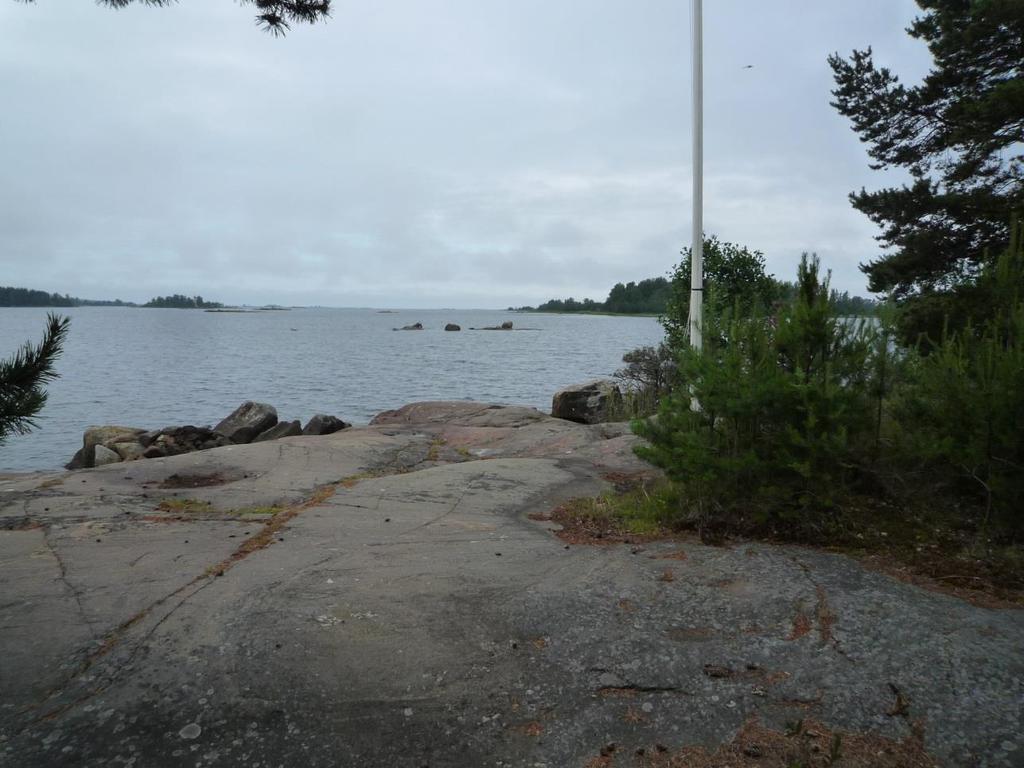Sivuseinällä oli makuulaverit kahdessa kerroksessa.